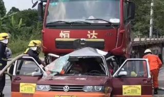 大货车侧翻压扁教练车教练身亡