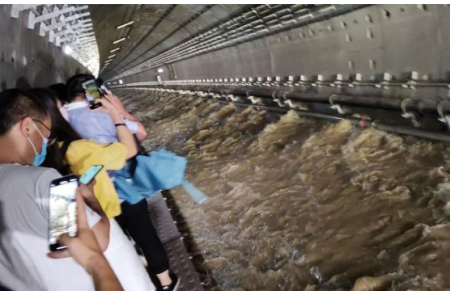 郑州隧道积水如瀑布 暴雨过后郑州市京广路隧道现场情况如何